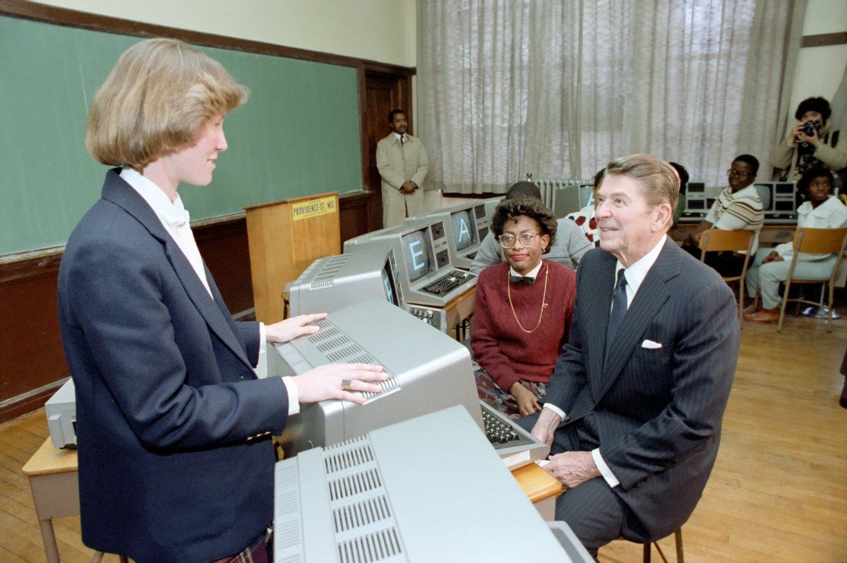 Reagan gets advice on using a TRS-80.