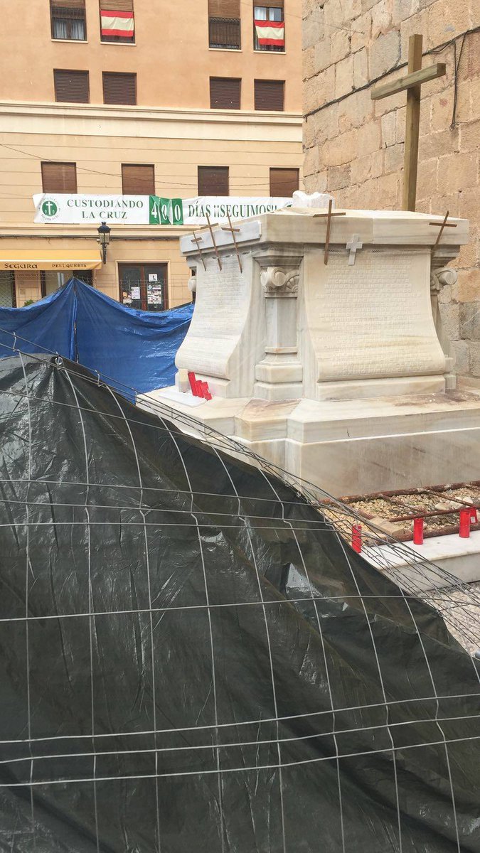 Tímidamente el pedestal de la Cruz de Callosa se llena de velas y de más Cruces que dejan los vecinos ¡Que lección nos estáis dando! ¡Que se llene Callosa de Cruces!

#CallosaResiste
#InHocSignoVinces
#PorDiosYPorLaPatria