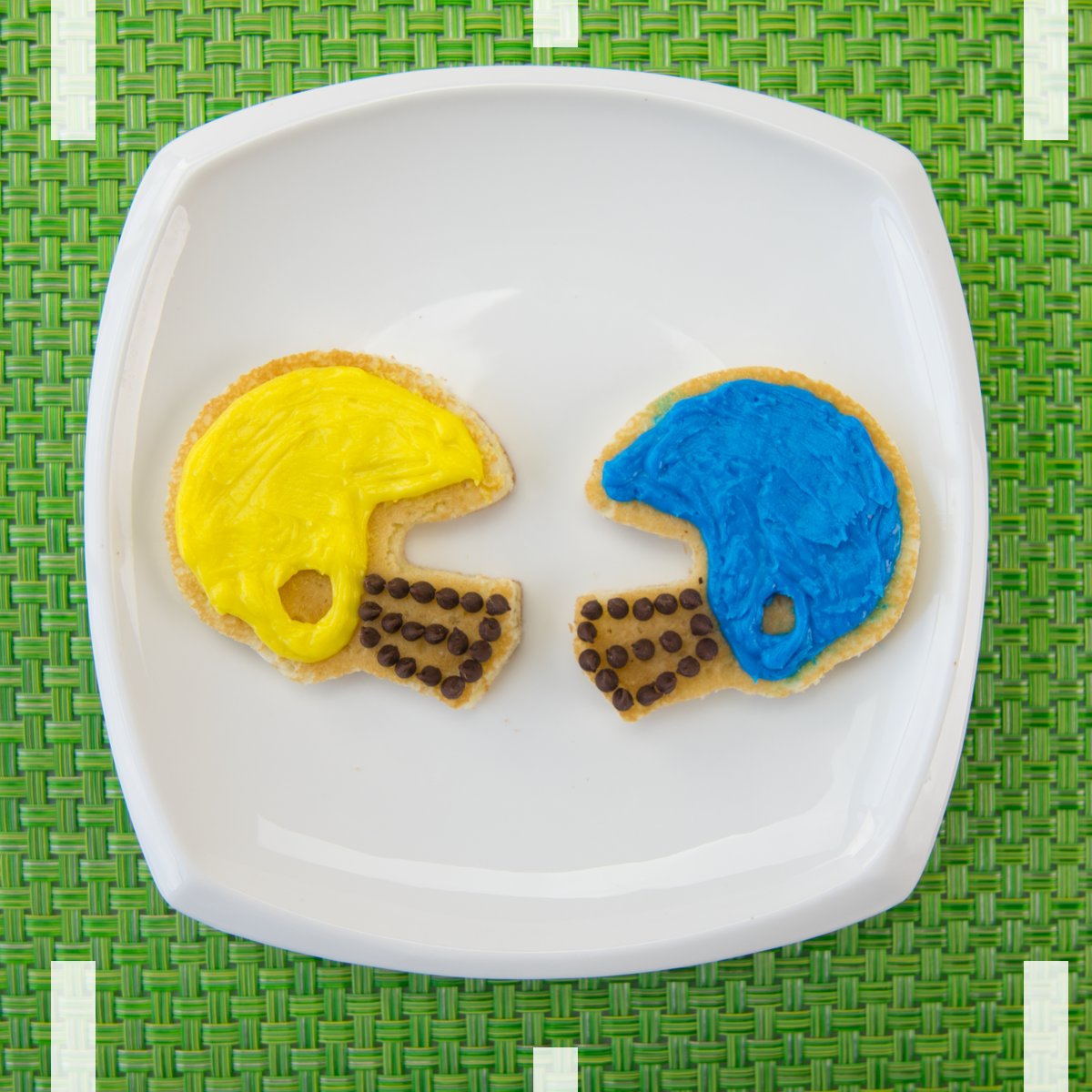 DWBpancakes's tweet photo. It's #SuperbowlSunday! 🏈Are you cheering for the #PhiladelphiaEagles or the #NewEnglandPatriots, or are you watching to see the commercials and halftime performance? #Superbowl52 https://t.co/ywcPOfwWfK