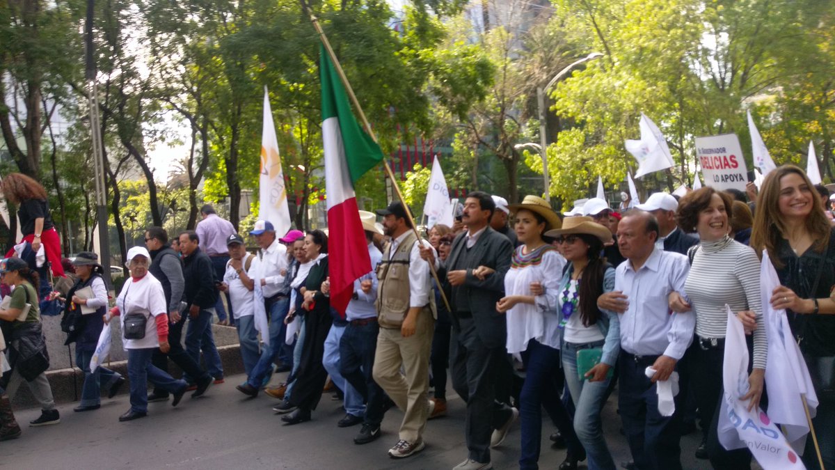 ChihuahuaEnMX's tweet photo. La #CaravanaPorLaDignidad esta a punto de cruzar la glorieta de Colón.
#UnidosConValor
#4febCDMX https://t.co/oHQfnnce3u