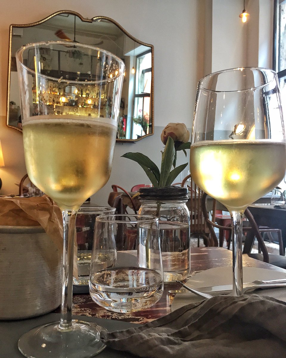 chiedialladani's tweet photo. Dalla colazione al cocktail, passando per il pranzo e la cena: ogni momento diventa perfetto per una sosta a #Pianostrada.
Al bancone, ai tavoli o nel cortile interno trasformato in giardino, questo locale è un luogo intimo e vivace nel cuore di Roma ➡️ https://t.co/7UBoAgIij0 https://t.co/Dx8nyaD91r