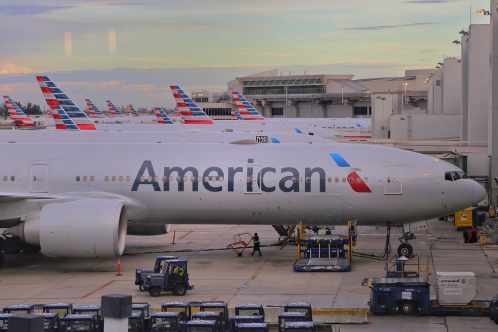 PontoDeEmbarque's tweet photo. A dominant American Airlines at Miami Airport. https://t.co/i6C8yIBOJz
