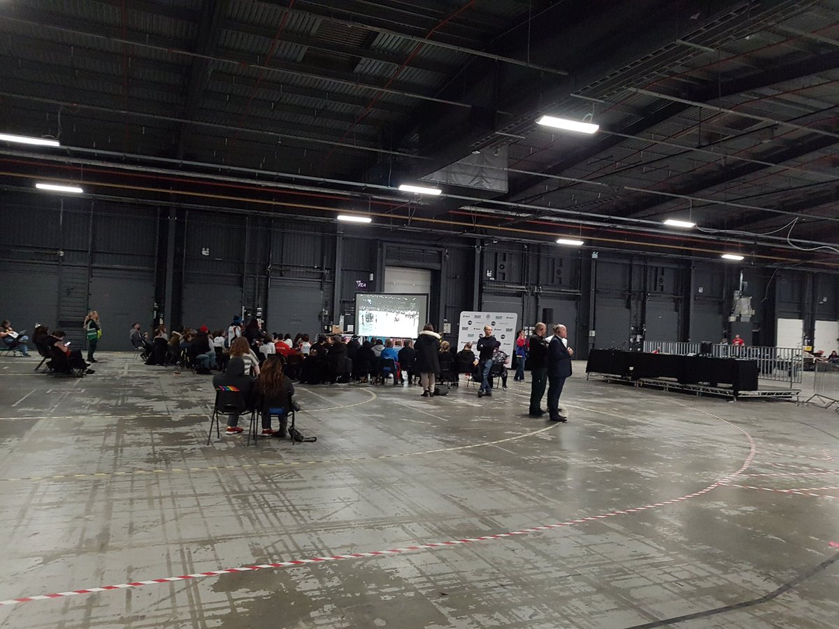 It's that jam packed there's a live <a href="/BBCSport/">BBC Sport</a> feed on the adjoining track! #RDWC2018