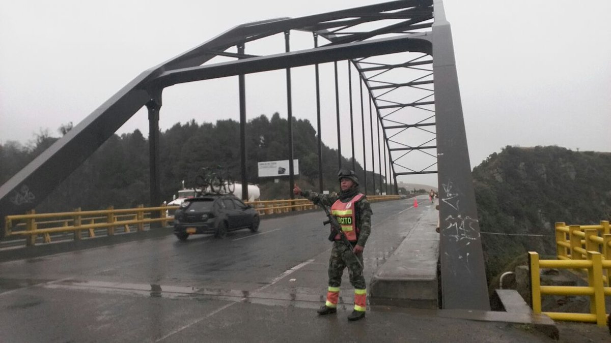 GMTEQcomando's tweet photo. #NuestrasTropas del #GMTEQ #BR13 siguen en las carreteras de nuestra Jurisdicción velando por la seguridad de viajeros y habitantes que se desplazan a lo largo y ancho de nuestras carreteras. Pulgar arriba 👍🏻🇨🇴 para nuestros #HèroesMultmisión. https://t.co/SN4jV27eGm