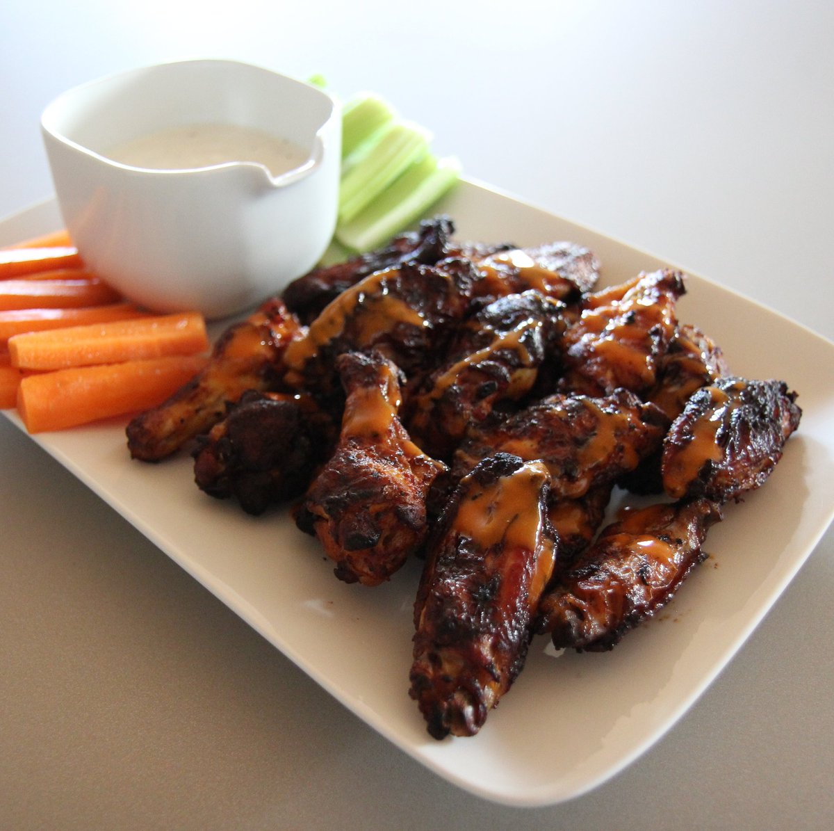HaminaHanna's tweet photo. Tänä Super Bowl -viikonloppuna jenkeissä syödään yli miljardi kanansiipeä. Maistuvat ne Suomessakin - kotimaisina tottakai! #kanansiivet #wingsit #suomibroileri #herkkuruokaa https://t.co/bO4ty8Q9yq