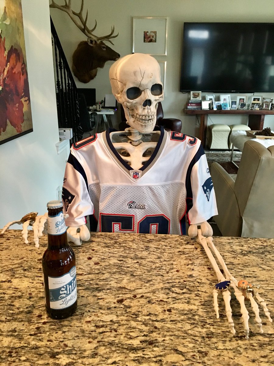 BethKetchum's tweet photo. Chillin’ before the game @CoachVrabel50 https://t.co/rhGsPujtiR