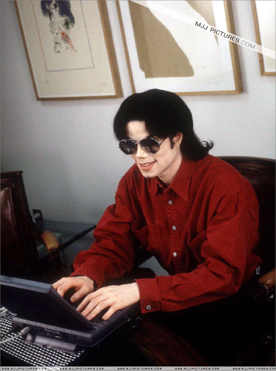 In 1995 Michael Jackson did a live-chat on AOL with fans, simulcast on MTV.