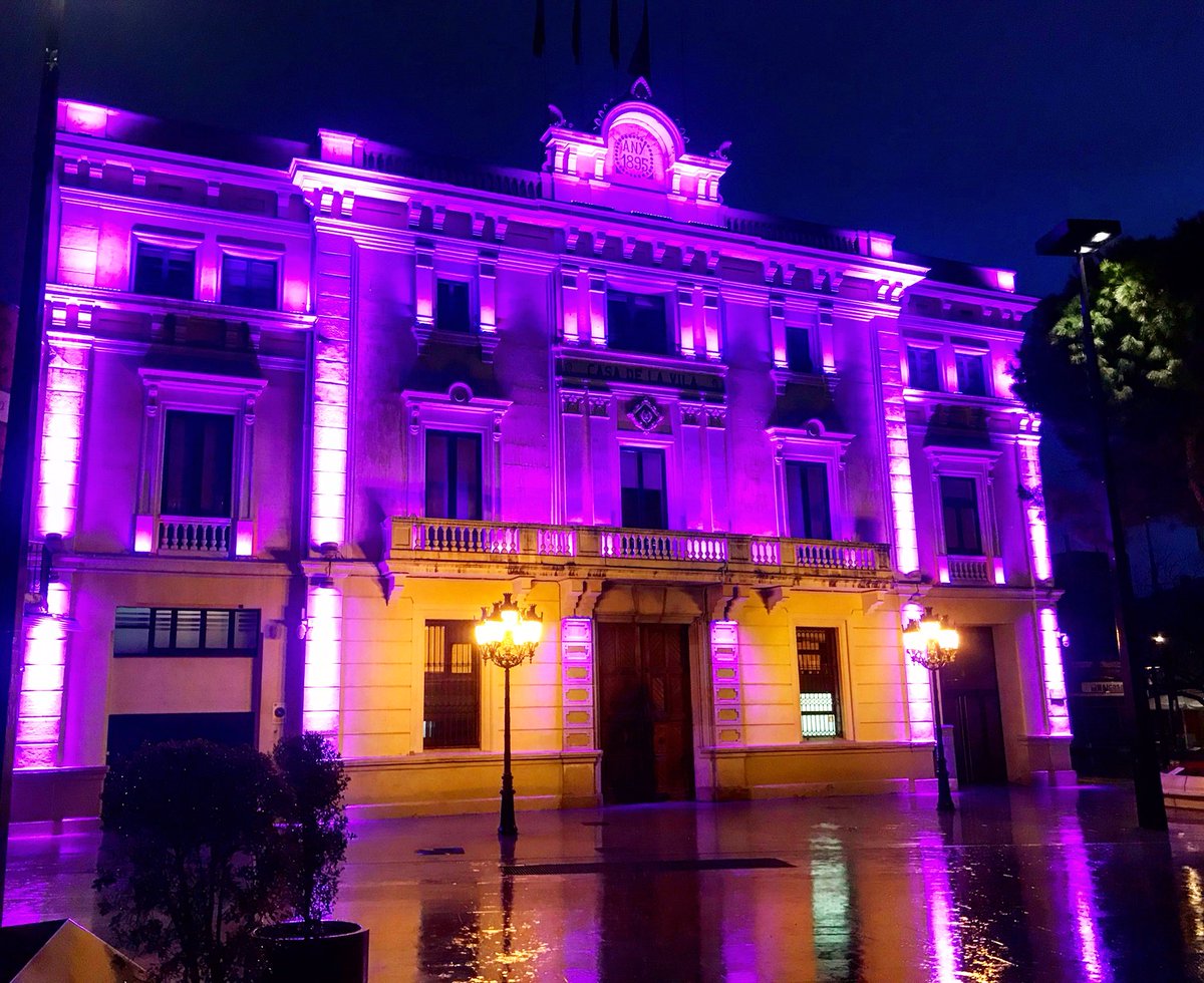 Dia mundial del cancer, llum a la façana del Ajuntament de l’hospitalet. Dissenyat  per Xavier Costas
