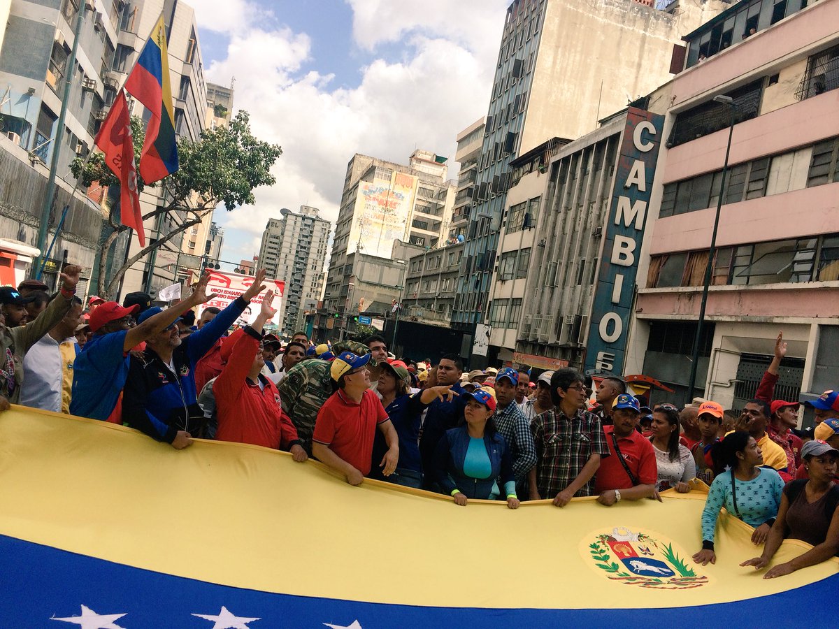 RMarcoTorres's tweet photo. #4Feb flanqueados por la dignidad inquebrantable del pueblo, aquí estamos 26 años después en este febrero rebelde #4FRebeliónDeFuturo ¡Que viva la Patria! @NicolasMaduro https://t.co/773EzxWjxy