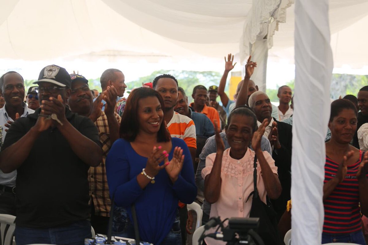 GobiernoDanilo's tweet image. La Cooperativa Agropecuaria y Servicios Múltiples Las Cinco Casas (COOPROACINC), tiene los conocimientos y el interés de que se les apoye para iniciar con la siembra y el desarrollo de la producción de la piña más demandada del mundo, la variedad MD-2. #VisitasSorpresa