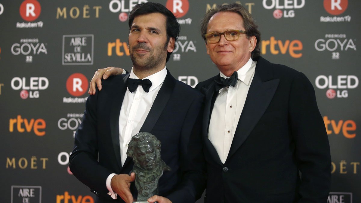 Avaloncine's tweet photo. Felicidades Carla, Bruna, David y todo el equipo de #Verano1993 #Estiu1993 Noche inolvidable con 4 #PremiosGoya: Dirección Novel, Actriz Revelación, Actor de Reparto y Mejor Película Europea por #TheSquare, que recogieron @smtze y @ecostarios ¡Gracias @Academiadecine y a todos! https://t.co/YglEE88EGq