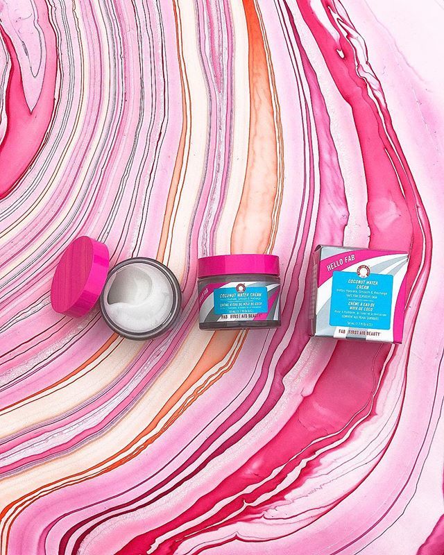 dearmilano's tweet photo. Many of you asked me for a Vegan daily moisturizer, and the new #HELLOFAB Coconut Water Cream from @firstaidbeauty has been working great for me for the last couple of weeks✨
It absorbs super quickly into the skin, making it perfect for all my boss … https://t.co/ubgYUTHTAE https://t.co/Ex5r6Z35Hn