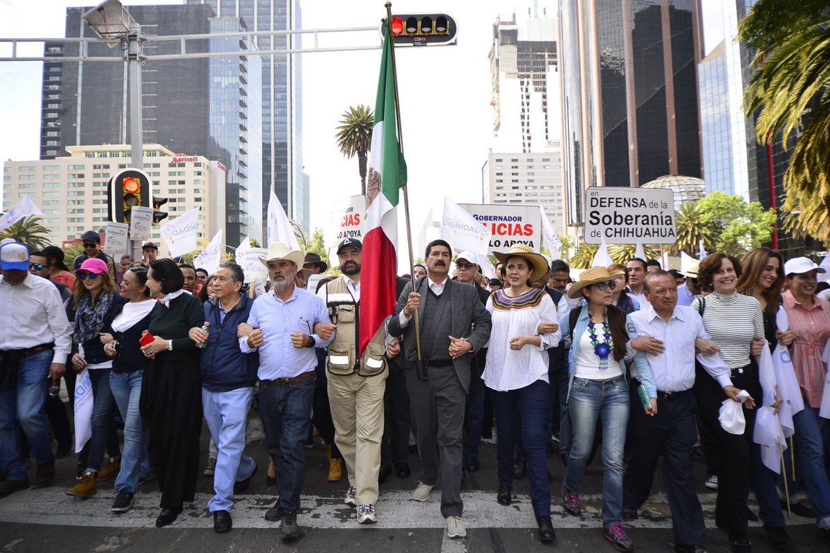 Javier_Corral's tweet photo. Finalmente, llegamos #4FebCDMX y lo conseguimos. Un domingo soleado ilumina esta triunfadora y jubilosa marcha, con el contingente más numeroso de todos, que sale del Ángel de la Independencia rumbo al Hemiciclo del Benemérito de las Américas, Benito Juárez García en La Alameda. https://t.co/3zUgvSiK9W