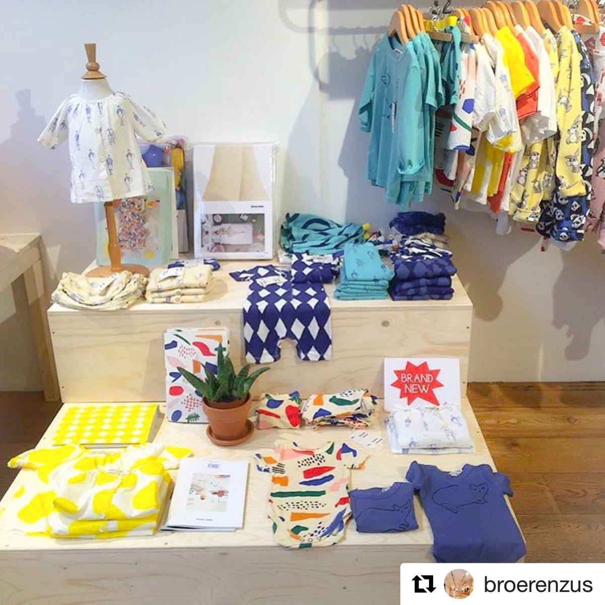 Het weekend is alweer bijna voorbij. Wij waren vandaag in Amsterdam en kwamen een aantal leuke adresjes tegen! Wat hebben jullie gedaan? 🤩🛍☀️ (📷 @BlenderAdam <a href="/bigenbelg/">bigenbelg</a> <a href="/DeKleineParade/">De Kleine Parade</a> <a href="/broerenzus/">Roosmarijn Vos ⭐️</a> ) #bengels #kindermodevakblad #bigenbelg #blenderamsterdam #dekleineparade