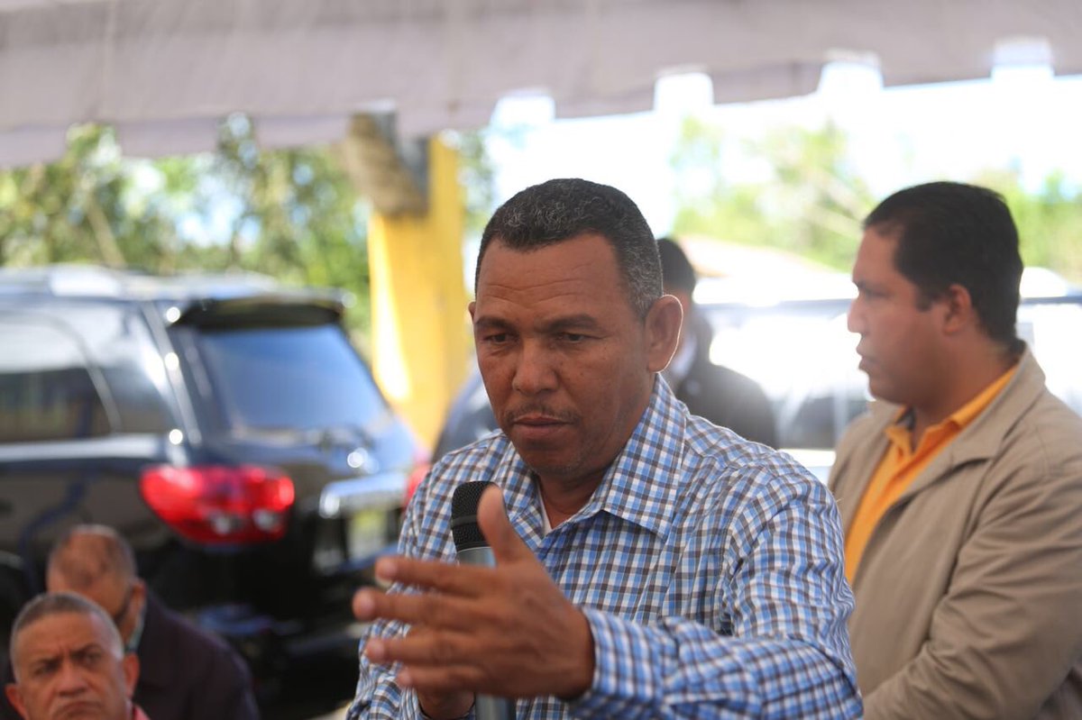 GobiernoDanilo's tweet image. Eustaquio Heredia explicó que en esta comunidad hay mucha pobreza debido al cierre de empresas azucareras, es por esto que los productores ven con expectativa: “Cómo generar riquezas, es ahí que quieren incursionar en la producción de piña a pequeña escala”. #VisitasSorpresa