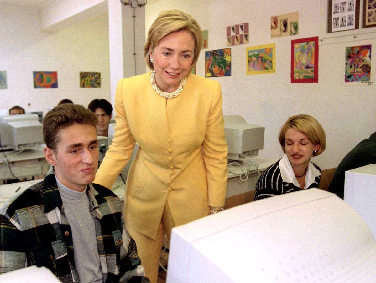 Another undateable Hillary Clinton Computer Lab picture.