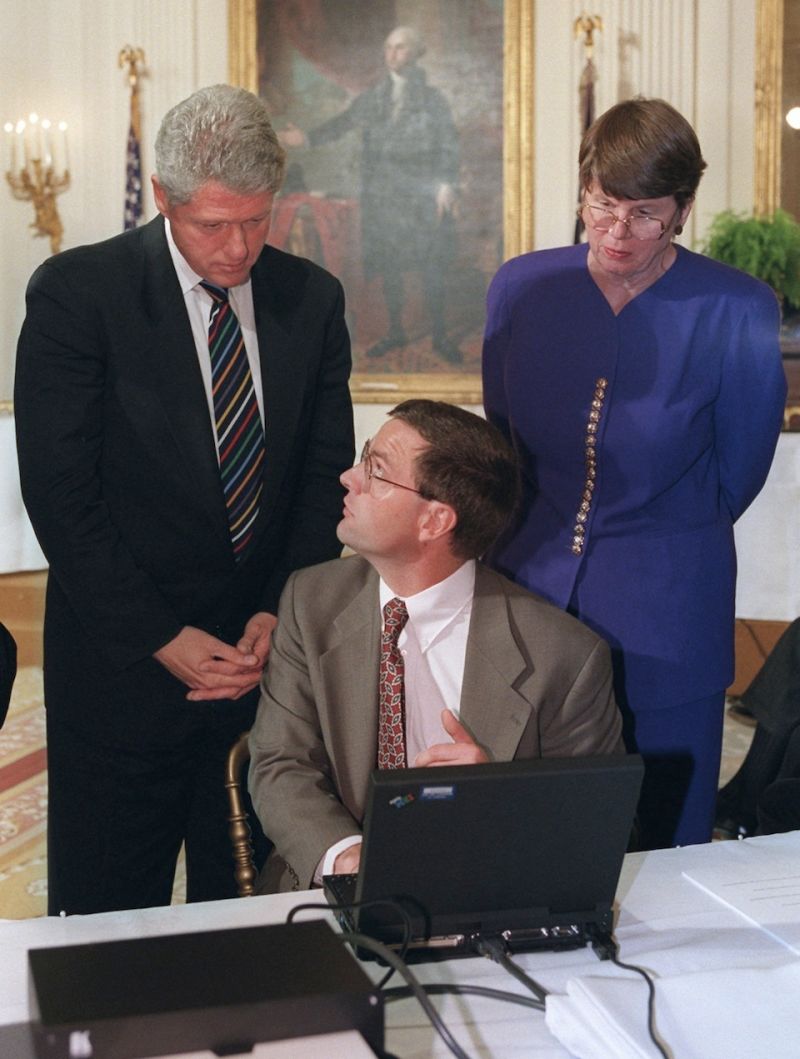 Clinton and Janet Reno look on as someone at a Thinkpad explains something.