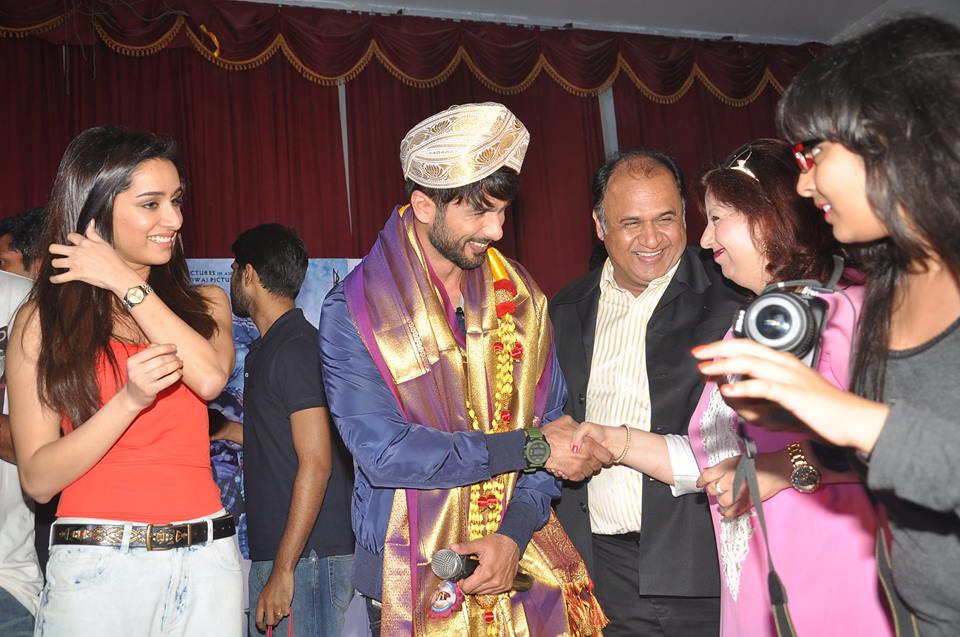 ShaandaarVicky's tweet photo. #Trueback @shahidkapoor & @ShraddhaKapoor visited Sindhi College on 25th of September for the film promotion β HAIDERβ #HappyWalaShahid π https://t.co/t0I2b3l1wE