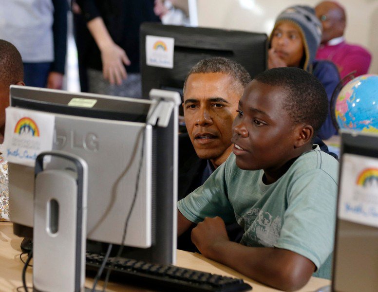 I've been avoiding modern LCDs but here's Obama showing the Computer Lab trick is still alive.