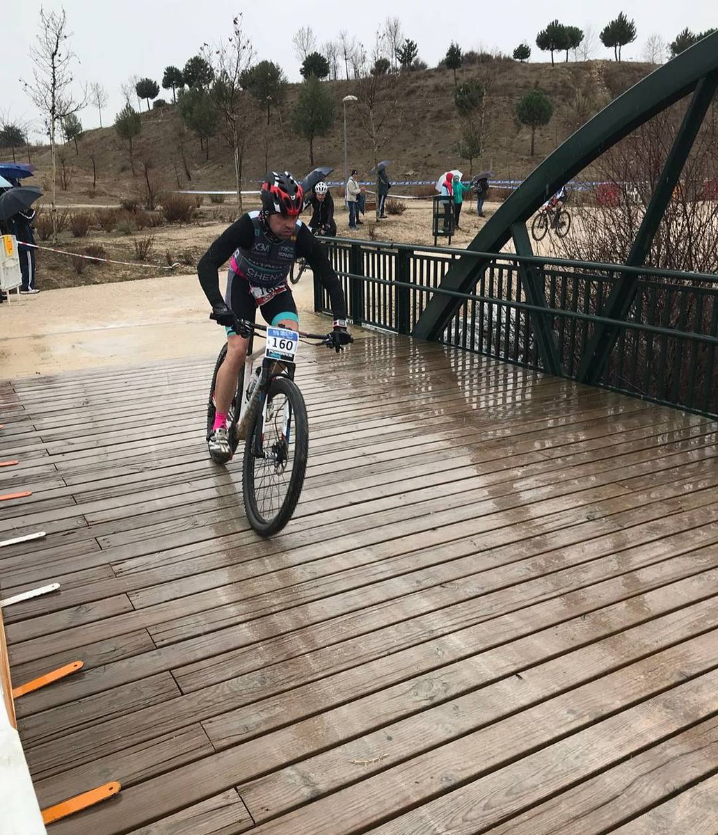 X3MTri's tweet photo. ¿Peli y manta? 🤔 Nosotros somos más de #domingos de barro y nieve. A pesar de mal tiempo, ahí hemos estado una vez más dándolo todo en el @DuCrosSeries de Alcobendas. Un suma y sigue que augura una muy, muy buena #temporada2018.
#orgullodex3m #X3Mtriatlon #duatlon #winter https://t.co/yR0GZLFbM3