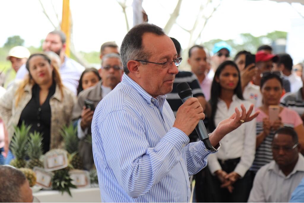 GobiernoDanilo's tweet image. Ángel Estévez, ministro de @AgriculturaRD: el verdadero mercado de la piña es el mercado internacional. 
 
“República Dominicana tiene un potencial en piña, como en muchos otros rubros, pero tiene que prepararse para eso. Si lo hago bien, me va a ir bien”. #VisitasSorpresa