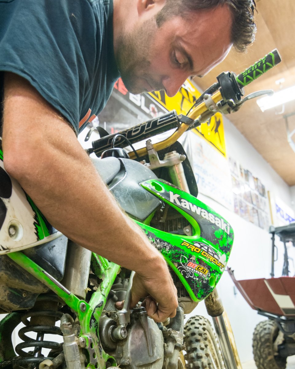 LoudProducts's tweet photo. Every day is game day here at Loud Performance Products. Behind every repair, you’ll find a hardworking team. https://t.co/iPfGgPiOpE