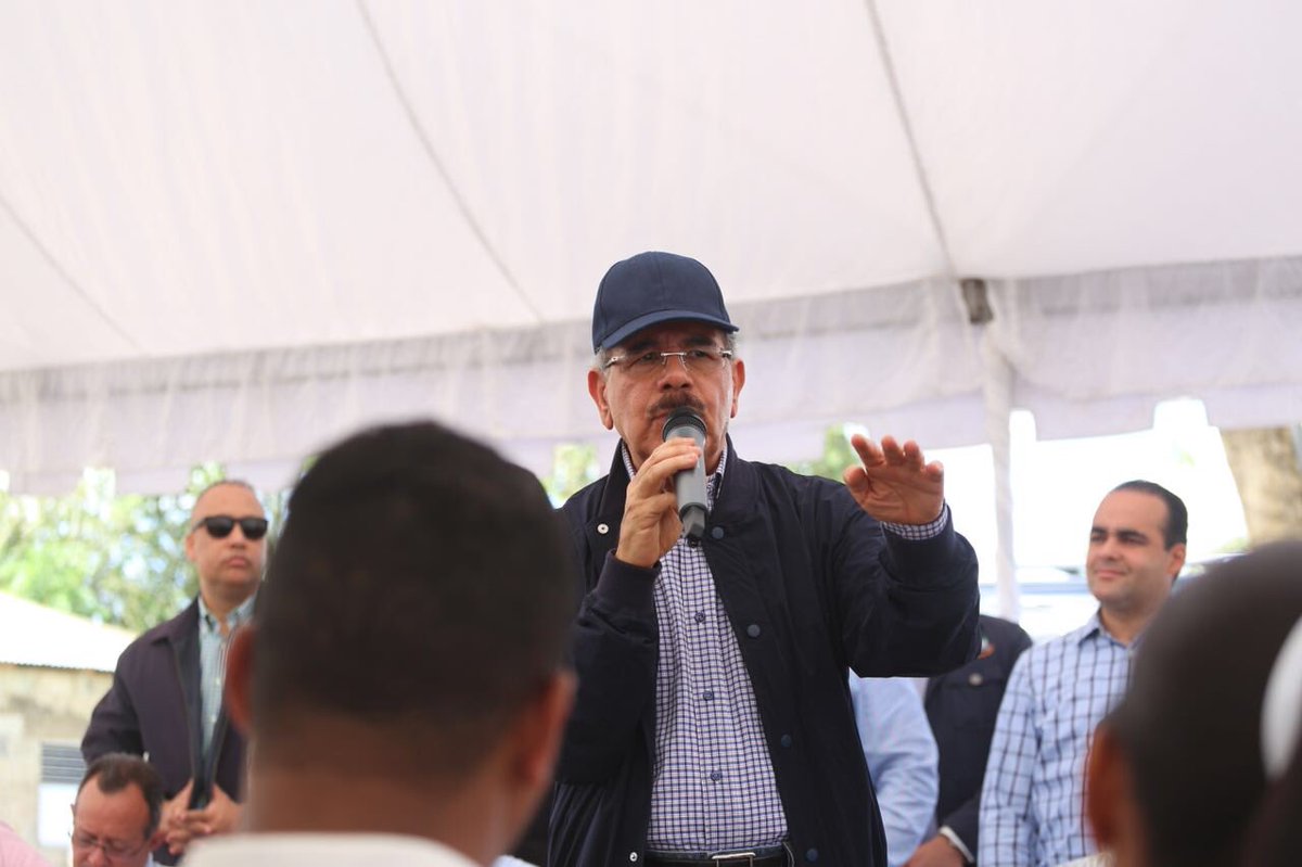 GobiernoDanilo's tweet image. “Eso es lo que van a discutir el miércoles con el @Feda_RD, pero el financiamiento lo tienen”.

“De antemano les digo: el camión que quieren se lo vamos a regalar, el FEDA se los va a entregar”. @DaniloMedina #VisitasSorpresa