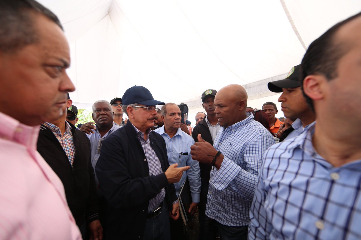 GobiernoDanilo's tweet image. “Nosotros estamos confiando en la palabra de los grupos organizados, de que cada centavo se va a devolver. Y lo deben devolver, porque si no lo devuelven, su crédito se daña. Aquí hay instituciones donde se puede ubicar cada gente que tomó un dinero prestado y no lo pagó“. DM