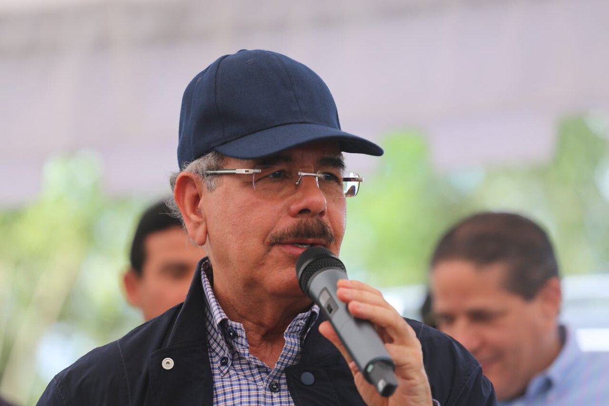 GobiernoDanilo's tweet image. “Nosotros desde el Gobierno estamos creando todas las posibilidades, todas las condiciones para que la gente pueda tener acceso al financiamiento, fíjense que estamos en el proceso más serio que ha vivido la RD de titular  terrenos del Estado”. @DaniloMedina #VisitaSorpresa