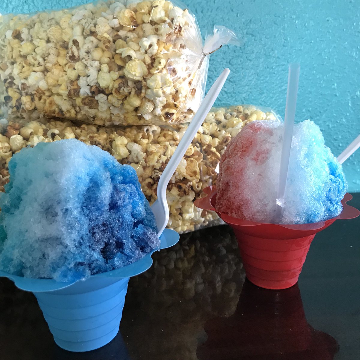PuraVidaIce's tweet photo. Happy Super Bowl Sunday!! Stop by Pura Vida for your Halftime Show snack!! Kettle Corn is back and yummier than ever, come get your very own bag of freshly popped Kettle Corn🍿🍧🌴 #shavedice #PuraVida #kettlecorn https://t.co/BKSfguAl1f