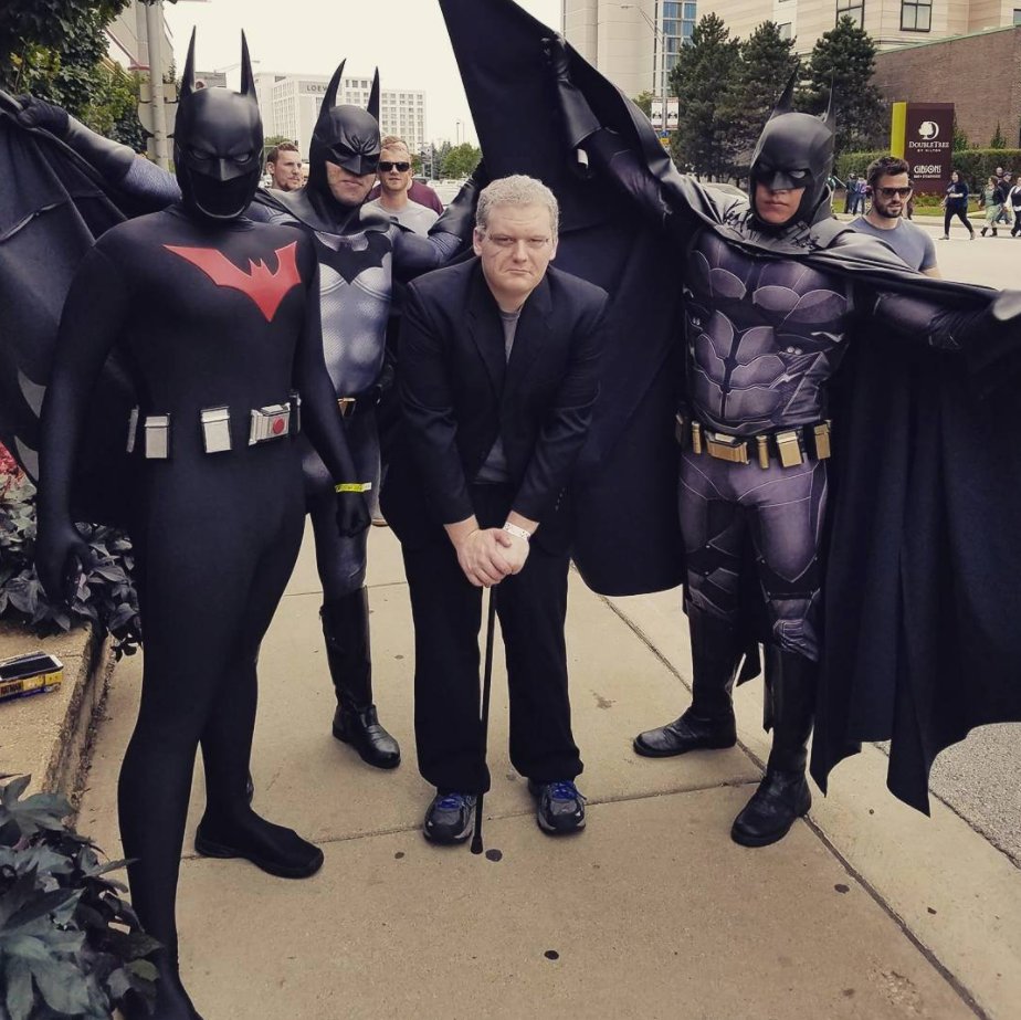Old Bruce Wayne from Batman Beyond ! #WizardWorldChicago ( photo :  https://t.co/nnTfqwBzMO ), image size:924x923