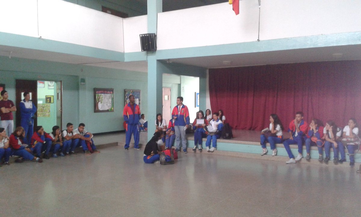 omarcasadiegos's tweet photo. Estudiantes @Unefa_ExTovar con voluntariado funda Ayacucho activos y en pie de lucha para la #SEDEYAUNEFATOVAR @unefa_ve @ilemorenom https://t.co/7OvjnWLIYr