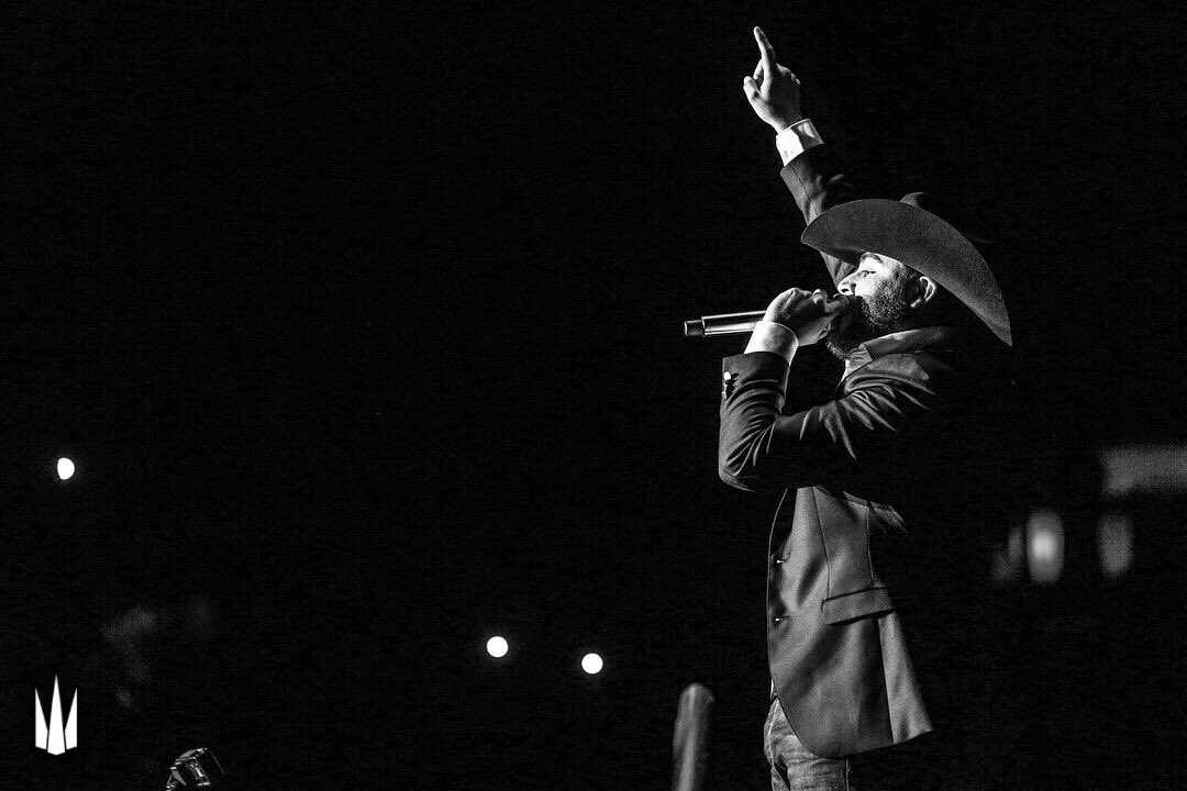gerardoortiznet's tweet photo. 🤘🏼🎉🍻🍻 @theforum #ComereCallado #GerardoOrtiz #ElAromDeTuPiel https://t.co/xzaB6yWpAN