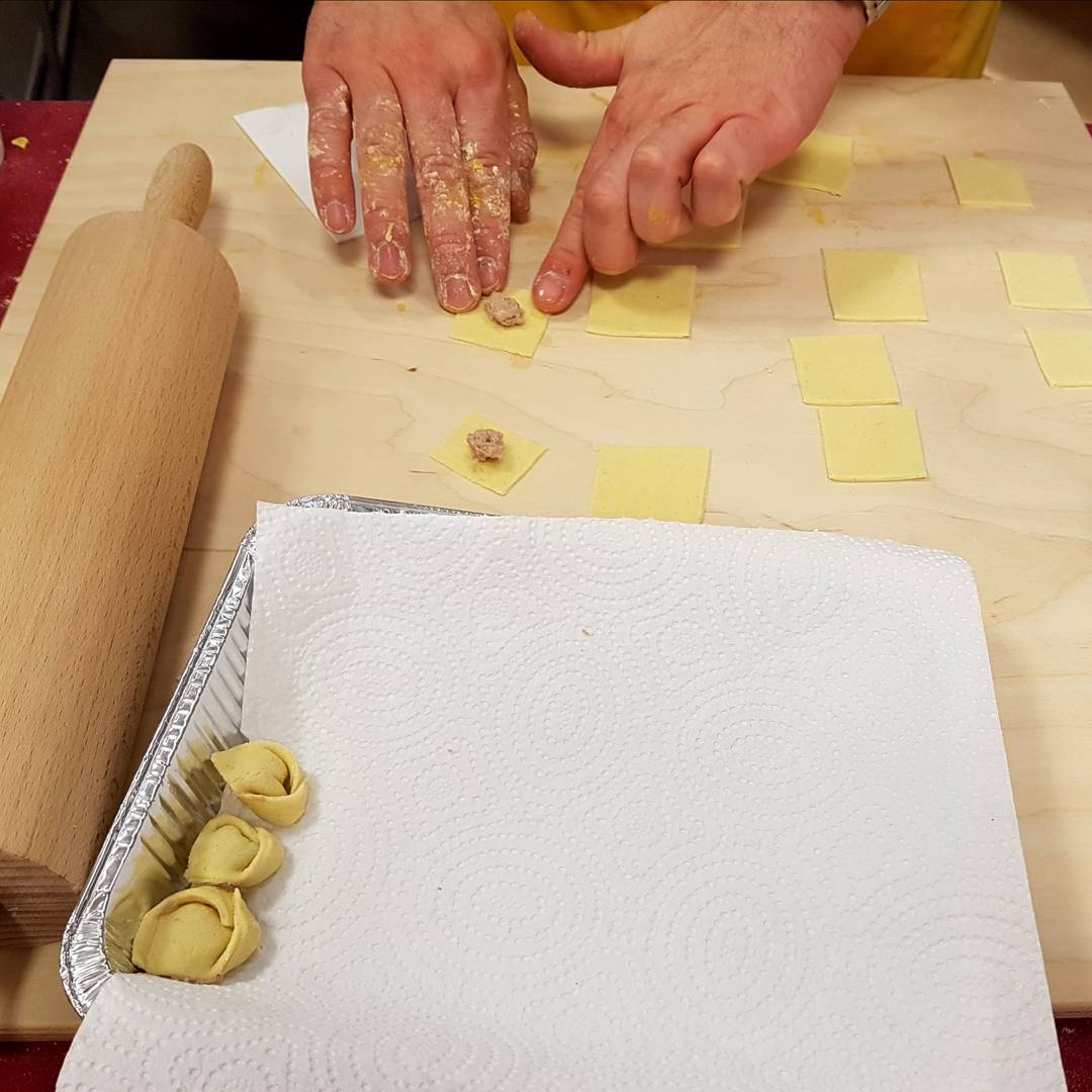 MSglutinata's tweet photo. Un grande grazie ad Antonio Celiamico Messana e a tutti i partecipanti al corso pasta fresca. 
Oggi #tagliatelle, #ravioli e #cappelletti naturalmente #senzaglutine e #senzalattosio.
#icorsidellamattarella #vivifree https://t.co/VWz3U9OgBX