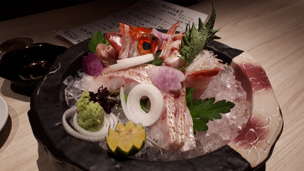 okd1015's tweet photo. 父（茨城県筑西にいる）にどうしてもご馳走したくて。
のどぐろの造り　地元の酒と共に。
初めて刺身食べたけど、中とろや寒ブリを超えたかも❗　ちょっとフォアグラにも似た高級な香ばしさ、上質な脂👌　衝撃が走る🏃　焼きもいいけど刺身オススメです https://t.co/9MbtLUZWb4