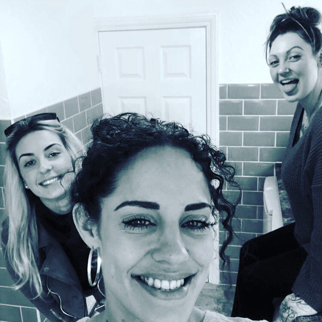 HAYLEYSHIELS's tweet photo. Sunday with my faves 💋❤️⭐️🥂 https://t.co/63xQOkomlZ