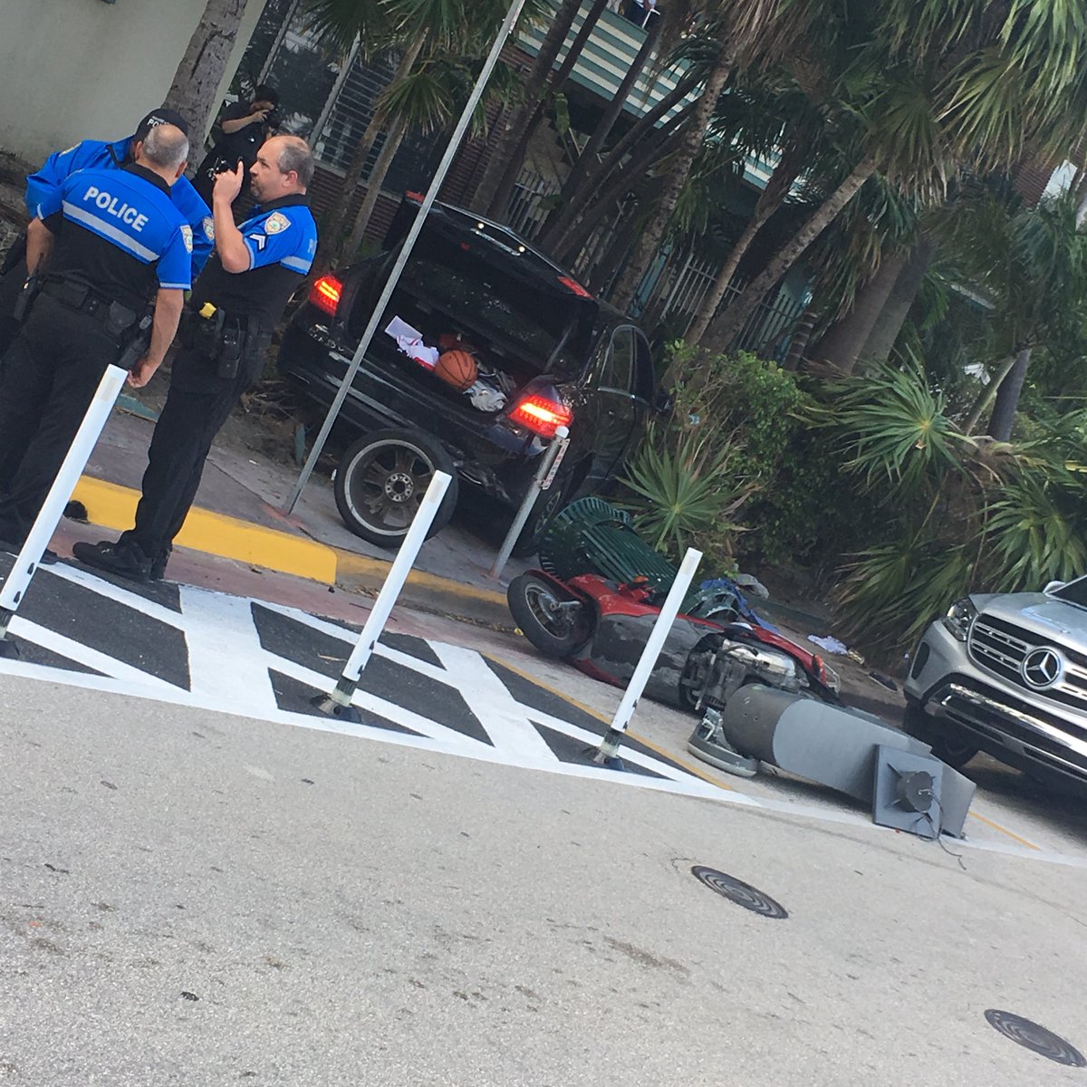 #BREAKING 5 pedestrians, including 2 children, struck by car in Miami Beach bit.ly/2saUzG2 https://t.co/kokeMDr9yj