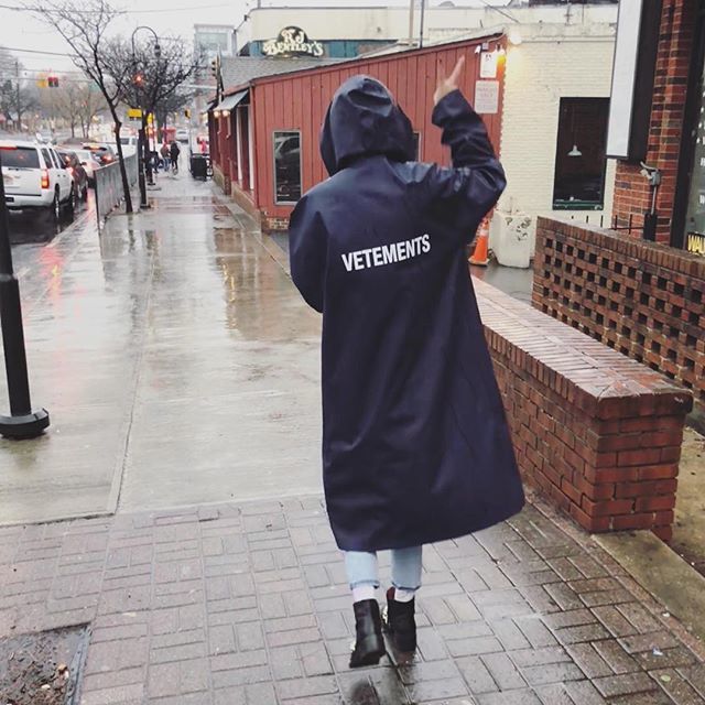 missteasz's tweet photo. Peace out✌🏼 #sundayfunday #walkingintherain #fckthatshit https://t.co/uT3JwaKrjp https://t.co/VNPfWr8WTj