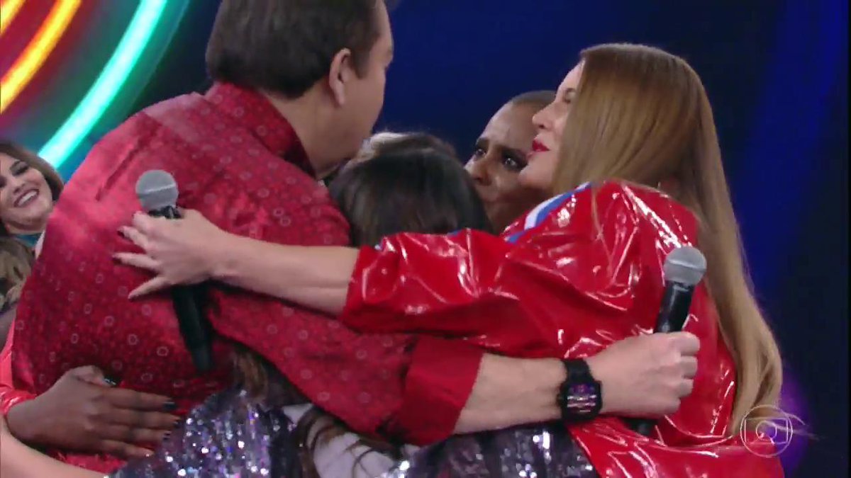 Ahhhhhh, me abraçaaaaa!!! 🙃🙃🙃 #DingDong #Domingão