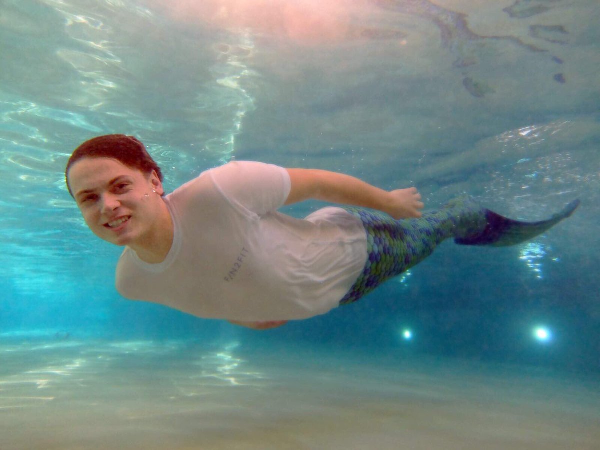 LizzieStocker's tweet photo. So proud of @JackDimery1 on becoming a qualified merman 💙 xoxo https://t.co/Ggpqvju0Zu