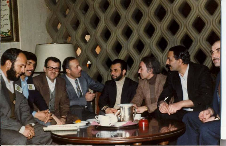 Mesele farklı olmak değil, birarada olabilmektir. İşte kitabı yazılacak bir fotoğraf: 

Sağdan sola: Prof.Dr. Cemal Sofuoğlu, Ercüment Özkan, Prof.Dr. M.S. Hatiboğlu, Prof.Dr. Esat Coşan, Prof.Dr. Y.Z. Kavakçı, Prof.Dr. İ. S. Sırma

Değerli ağabeyim Muammer Esen'e müteşekkirim.
