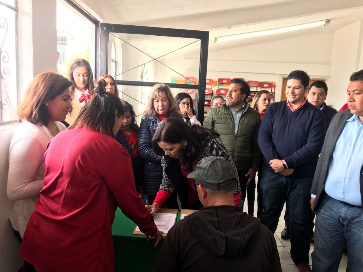 DiegoDiaz_DDC's tweet photo. Con mucho gusto y entusiasmo acompañamos a @CarolinaMonroy_ y a quienes habrán de acompañarla, en su registro como aspirantes a candidatos para gobernar #Metepec.
#HonestidadNuestraFortaleza
#UnidosPodemos
#MNenMetepec
#MNPasiónYTalento https://t.co/PjhVk2f7zs