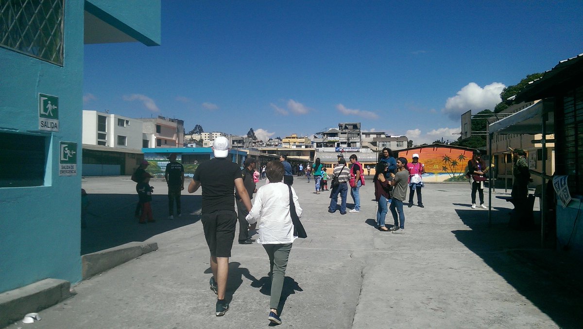 MateoulloaS's tweet photo. En el recinto de la Unidad Educativa República de Chile se viven los comicios con normalidad. Sin embargo, siendo las 16:30 todavía existe gran afluencia de gente. #ConsultaPopularEC @diegoanazco1 https://t.co/j1I7i1gcQe