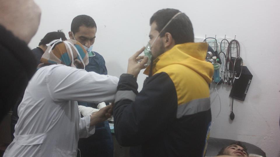 SyriaCivilDefe's tweet photo. تسعة إصابات بينهم ثلاثة من فرق #الدفاع_المدني في #سراقب، نتيجة استهداف الطيران المروحي للمدينة ببرميل يحوي غازات #الكلور https://t.co/WwI5ygBxbj