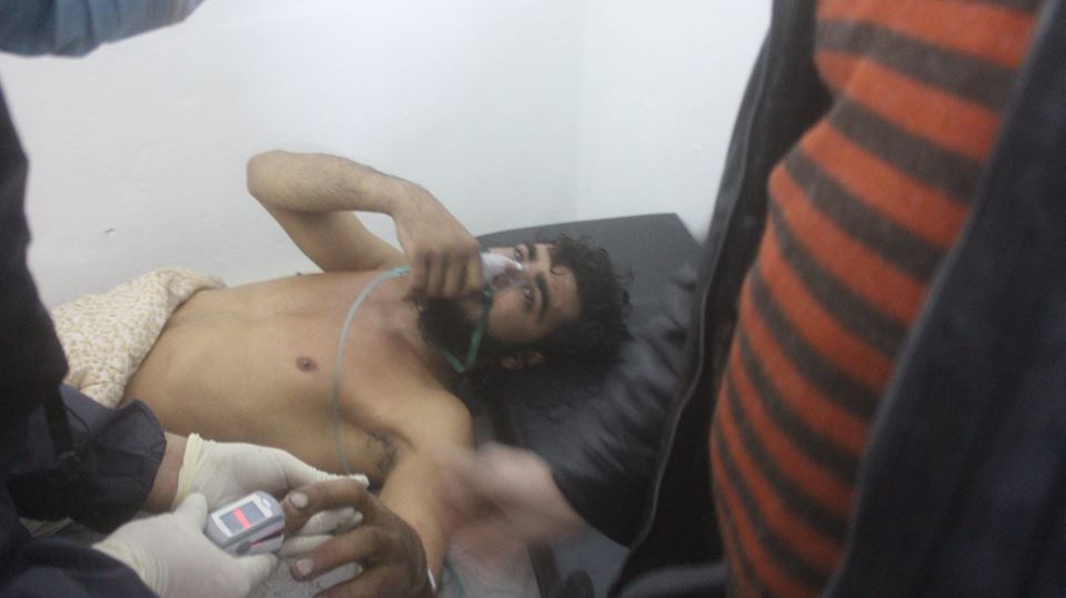 SyriaCivilDefe's tweet photo. تسعة إصابات بينهم ثلاثة من فرق #الدفاع_المدني في #سراقب، نتيجة استهداف الطيران المروحي للمدينة ببرميل يحوي غازات #الكلور https://t.co/WwI5ygBxbj