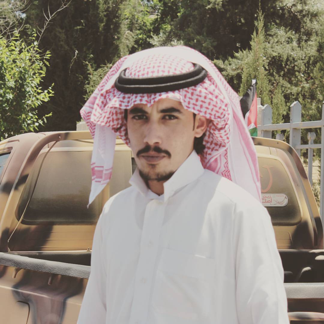 حدن حضورھ ما يفرق عن غيابھ
وحدن لا حضـر ... أثبت وجودھ...،،