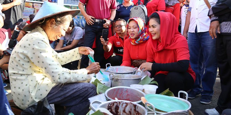 Upaya Perkuat Pasar Tradisional, Puti Gali Masukan di Pasar Besar Ngawi dlvr.it/QF15Ch #PDIPJatim