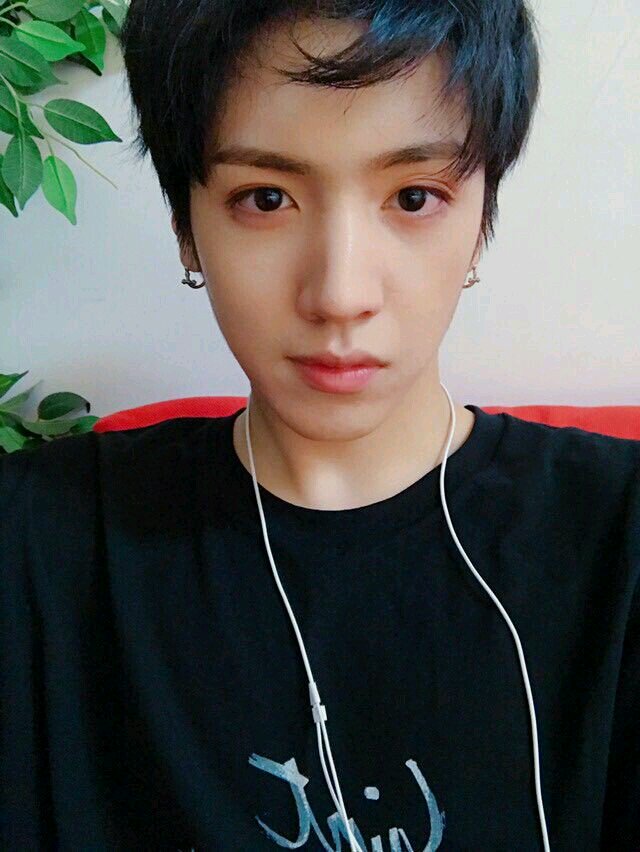kentacxf's tweet photo. — Kenta Ichinose, escritor.

    → The "giant maknae" de PENTAGON.
    →Mesero, amante de las buenas conversaciones, sobre todo si tratan de música, anime o libros.

#CoffeSweet #HOCS https://t.co/YD8GrelXhc
