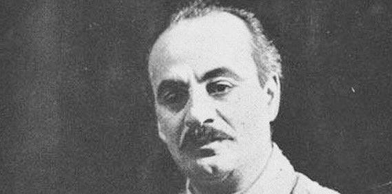 "قمة المتعه أن تجالس شخص يكرهك ويغتابك كثيراً ومع ذلك يبين لك العكس هذا كافي بأن يخبرك أن لحضورك هيبه قادره على تحويله لمنافق جبان .!
-
-جبران خليل جبران