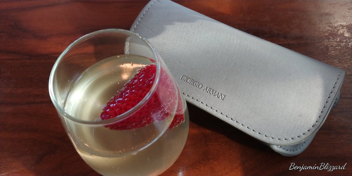 BlizzardFiore's tweet photo. A Peach Belini Cocktail too Start!! 😎😎 🍸🍸#cocktail #peachbelini #StylishCocktail #foodblogger #SundayStyle #GetInspired #Strawberry #Champagne #BeSophisticated @giorgioarmani @styleandsociety @glamour_fashion @StyleWithLuxury https://t.co/3l6CvUyWQV